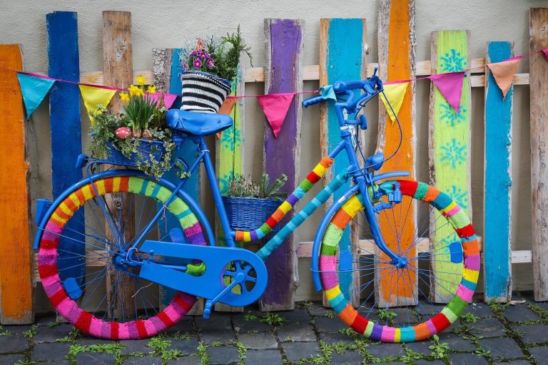 Home Professionele fietsenmaker in Haarlem repareert fiets met vakkundigheid in werkplaats