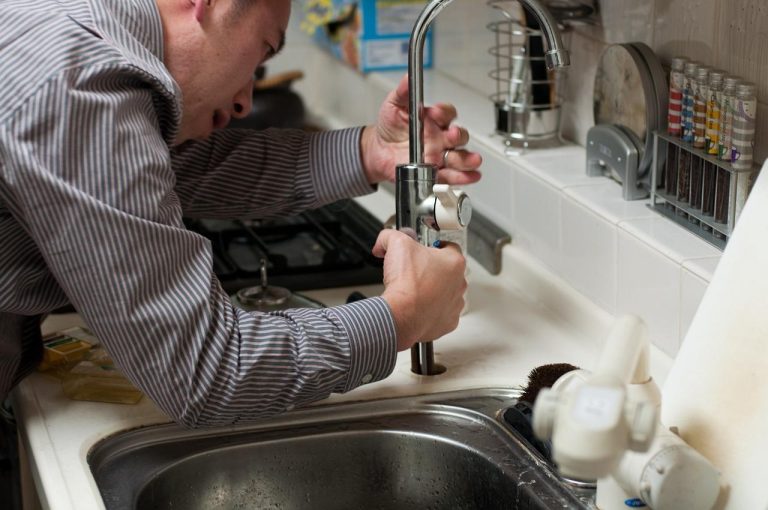 Home Professionele betrouwbare loodgieter in Dordrecht voert reparatie uit aan lekkende waterleidingen