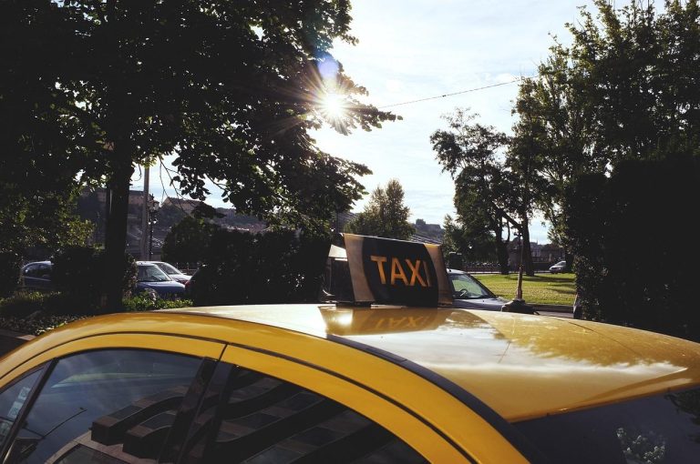 Home Taxi Veenendaal biedt deur-tot-deur vervoer voor mensen zonder rijbewijs, wat zelfstandigheid en comfort biedt bij dagelijkse
