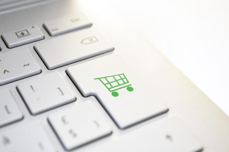 Home Maatwerk applicaties diagram toont integratieën van voorraadbeheersysteem, CRM en klantenportaal voor bedrijfsefficiëntie