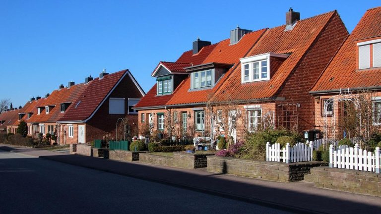 Home Oudere vrouw zit ontspannen in haar nieuwe huis na een stressvrije seniorenverhuizing met professionele hulp